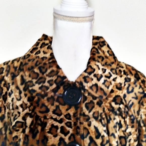 Luii Cropped Leopard Print Faux Fur Coat - Picture 6 of 9